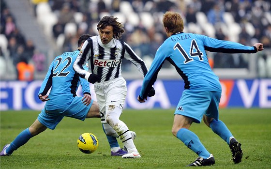 PROTI DVMA. Andrea Pirlo, záloník fotbalového Juventusu, prochází pes dva