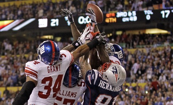 POSLEDNÍ ANCE. Hrái New York Giants maí poslední pihrávku New England