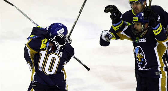 Kladentí hokejisté se radují z gólu Vladimíra Kamee.
