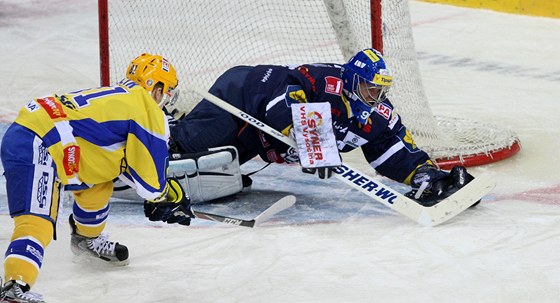 Liberecký gólman Marek Pinc likviduje anci zlínského útoníka Petra Holíka.