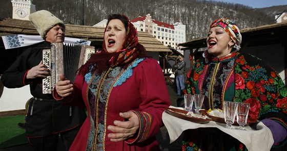  Ruské eny v tradiních kostýmech zpívají v djiti sjezdaských soutí