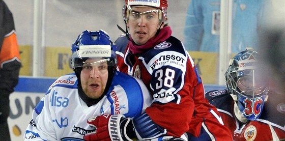 Finský hokejista Leo Komarov (vlevo) v souboji s Rusem Iljou Zubovem