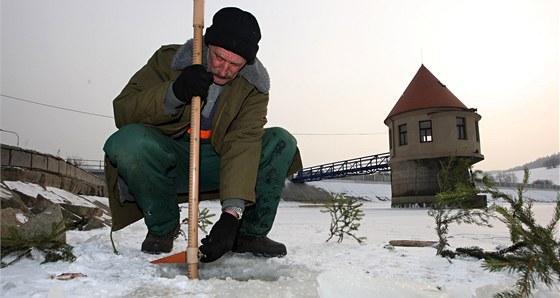 Hrázný Jií Odráek mí led na pehrad ve Frytáku.