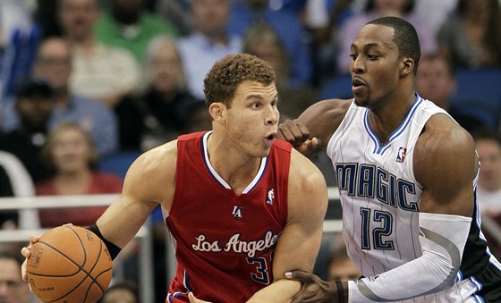 Blake Griffin z LA Clippers se pokouí najít cestu pes Dwigha Howarda z