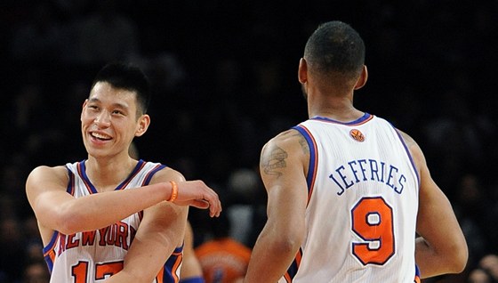 Jeremy Lin (vlevo) a Jared Jeffries z New Yorku.