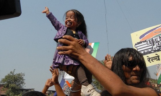 Jyoti Amgeová podporuje stranu Maharashtra Navnirman  Sena (MNS).