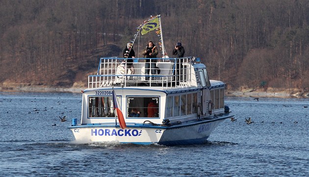 Kapitán je na lodi Horácko víc ne� stovce cestujících stále na o�ích a zapojuje se i do v�ech akcí, které dopl�ují b�né plavby.