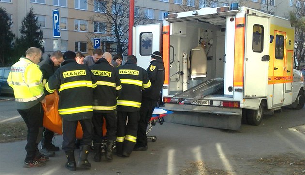 U transportu obézní eny z Neratovic museli asistovat i hasii.