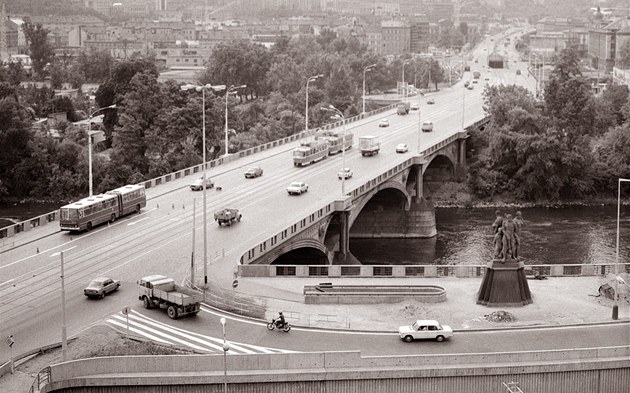 Praský Hlávkv most na snímku z kvtna 1983
