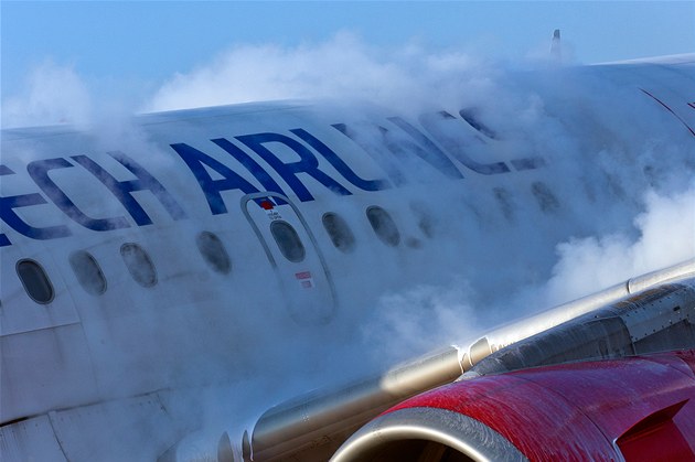 Je plno. Odlety z ruzyňského letiště se tak budou se sněhem více zpožďovat