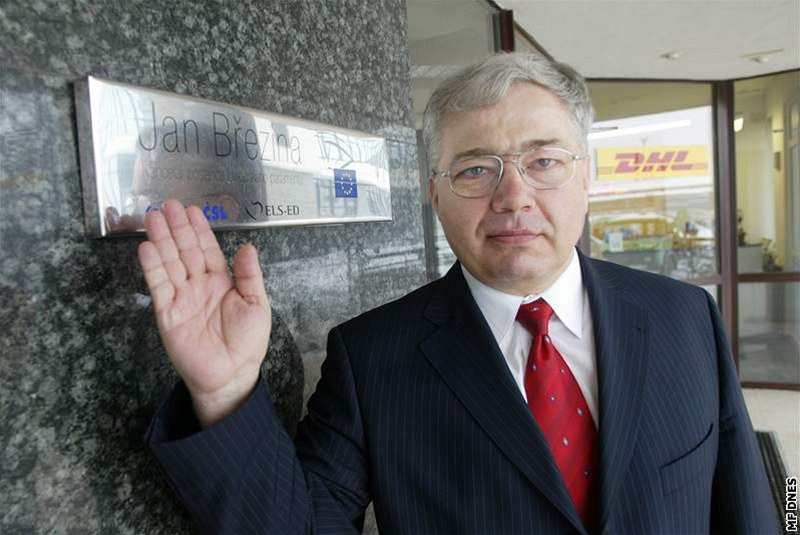 Europoslanec Jan B�ezina se o peníze nestará. D�le�ité pro n�j jsou politické úkoly.