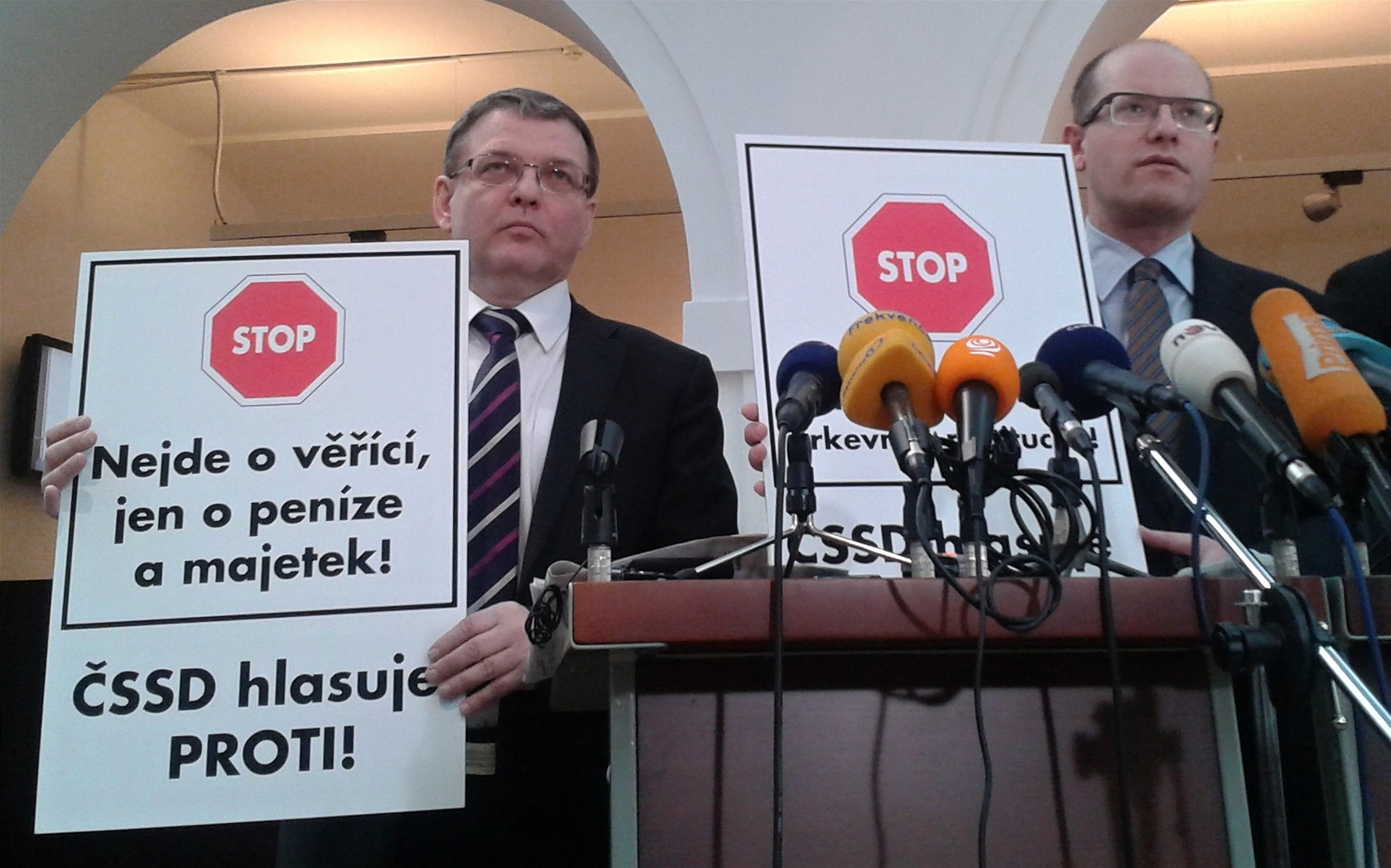 Sociální demokraté dorazili na jednání o církevních restitucích i s protestními cedulemi.
