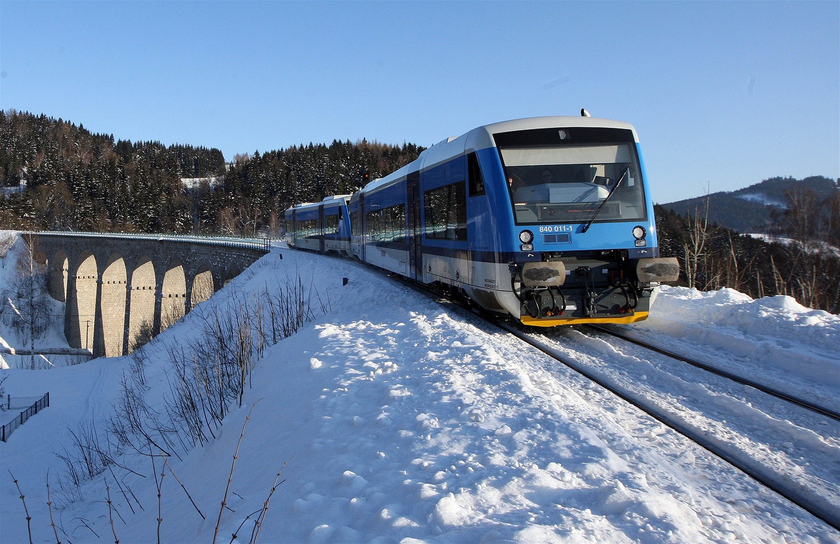 Za pozd� dodané vlaky Regio-Shuttle RS 1 Stadler (na snímku) dal Liberecký kraj �eským drahám pokutu tém�� 3 miliony korun.
