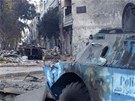 Pokozený obrnný transportér syrské armády v ulicích Homsu (7. února 2012)