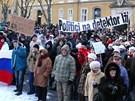 Lidé v Trenín vyrazili do ulic protestovat proti politikm.