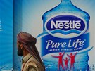 Zábr z dokumentu ivot v lahvích  Nestlé a jeho obchody s vodou