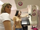 Laborantka Lada Ekrová provádí devatenáctileté studentce Beát mamografické