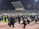 Bitka na fotbalovém stadionu v egyptském mst Port Saíd se zvrhla v masakr (1....