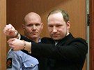 Anders Behring Breivik jde k soudu, který rozhoduje o jeho prodlouení vazby