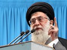 Íránský nejvyí duchovní vdce ajatolláh Alí Chameneí bhem páteních modliteb
