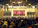 Lidé ve stanici káhirského metra Ramsis ekají na píjezd zranných fotbalových...