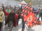 Fanouci fotbalových tým al-Ahlí a al-Mahlí vykikovali bhem pochodu Káhirou...