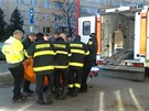 U transportu obézní eny z Neratovic museli asistovat i hasii.