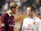 Sparan Pavel Pergl (vlevo) a Wayne Rooney z Manchesteru United pi utkání Ligy