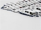 Sníh pokrývá lod na zamrzlé ásti eky Sávy v srbském Blehrad. (7. února...