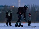 Kluci hrají hokej na zamrzlé ece Sprév v nmeckém Berlín. (7. února 2012)