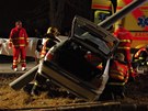Na míst nehody byli první hasii, vzáptí dorazili záchranái. (9. února 2012)