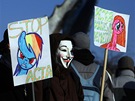 Demonstrace svolaná eskou pirátskou stranou na praský Klárov proti nedávnému