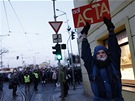 Úastníci demonstrace svolané eskou pirátskou stranou jdou z praského Klárova