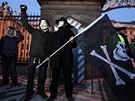 Úastníci demonstrace svolané eskou pirátskou stranou protestují na praském