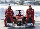Felipe Massa (vlevo) a Fernando Alonso pi prezentaci nového monopostu Ferrari