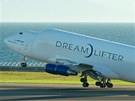 Speciální nákladní verze 747 nazvaná DreamLifter pi startu z japonského...