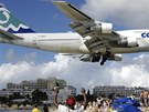 Blízké setkání. Pistání Boeingu 747-300 na karibském ostrov Svatého Martina
