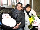 Jitka vanarová a Petr adek ukázali svou dceru v kapli porodnice U Apolináe.