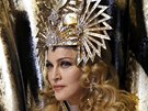 Madonna pi vystoupení o pestávce Super Bowlu jako královna popu s korunou. 
