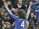 OPT K FANOUKM. David Luiz oslavuje tetí gól. On i fandové si nejspí v tu