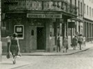 Restaurace elezná Panna bývala na rohu Biskupské a iroké ulice. Snímek