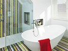 Efektní barevná mozaika posunula koupelnu ve spodní ásti bytu o kategorii vý.