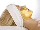 Opravdový luxus: oetení s 24karátovou zlatou maskou Umo 24 Karat pro záivou...