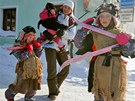 Ani arktické mrazy neodradily eny a dívky od tradiní Dámské jízdy v Boím