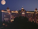Noní pohled na hotel Imperial v roce 2007, který letos oslaví 100. výroí od
