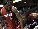 LeBron James (vlevo) a Dwyane Wade z Miami mají z vývoje zápasu ve Philadelphii
