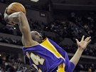 Kobe Bryant z LA Lakers se chystá na akrobatickou stelu v duelu s Denverem.