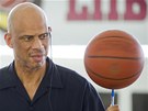 MÍ NEBO ZEMKOULE. Mládí proil Kareem Abdul-Jabbar s basketbalovým míem, te