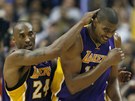 TO BYLO DOBRÝ. Kobe Bryant z LA Lakers blahopeje spoluhrái Andrewovi Bynumovi.