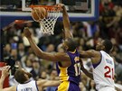 Andrew Bynum z LA Lakers smeuje do philadelphského koe pes obranu Thaddeuse